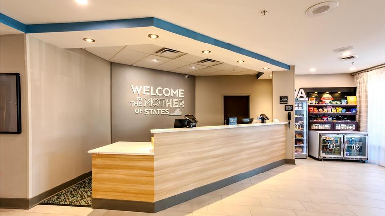 <b>Hampton Inn Manassas Lobby</b>. Images powered by <a href="https://iceportal.shijigroup.com/" title="IcePortal" target="_blank">IcePortal</a>.