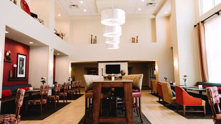 Hampton Inn & Suites Minot Airport Lobby