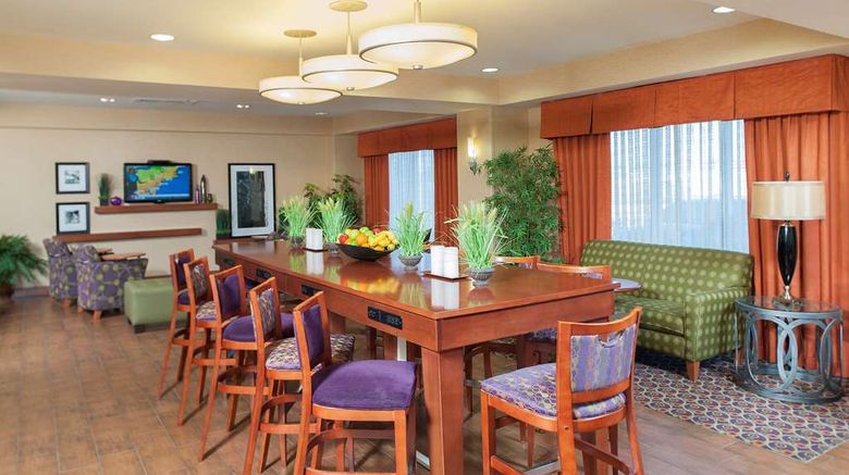 <b>Hampton Inn Macomb Lobby</b>. Images powered by <a href="https://iceportal.shijigroup.com/" title="IcePortal" target="_blank">IcePortal</a>.