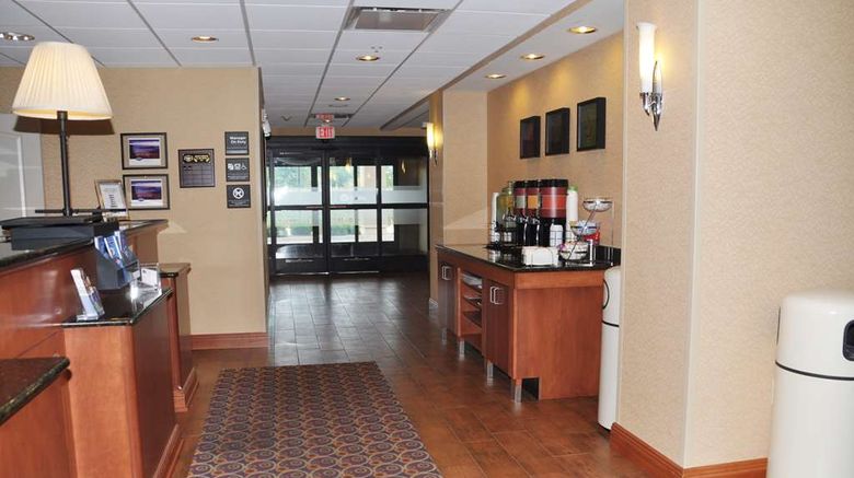 <b>Hampton Inn Macomb Lobby</b>. Images powered by <a href="https://iceportal.shijigroup.com/" title="IcePortal" target="_blank">IcePortal</a>.