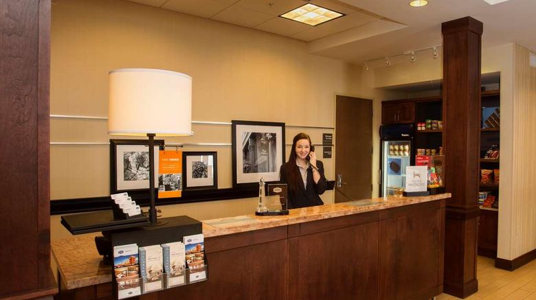 <b>Hampton Inn - Marquette/Waterfront Lobby</b>. Images powered by <a href="https://iceportal.shijigroup.com/" title="IcePortal" target="_blank">IcePortal</a>.