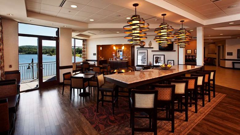 <b>Hampton Inn - Marquette/Waterfront Lobby</b>. Images powered by <a href="https://iceportal.shijigroup.com/" title="IcePortal" target="_blank">IcePortal</a>.
