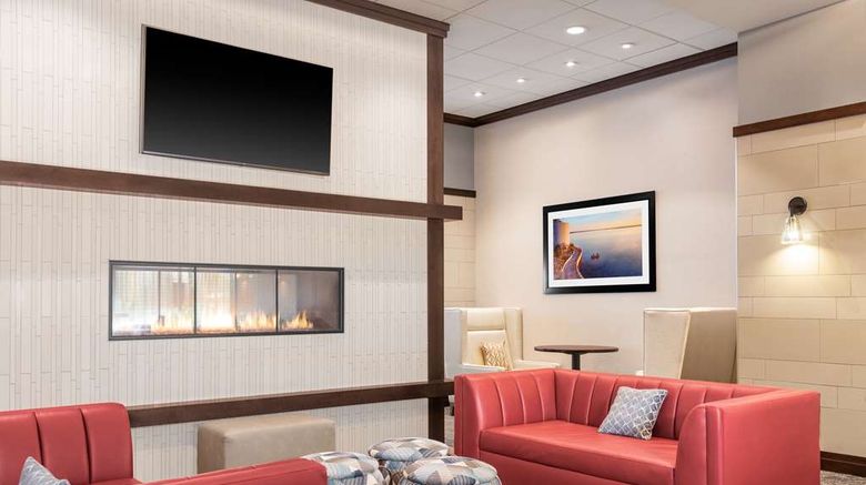 <b>Hampton Inn & Suites Madison/Downtown Lobby</b>. Images powered by <a href="https://iceportal.shijigroup.com/" title="IcePortal" target="_blank">IcePortal</a>.