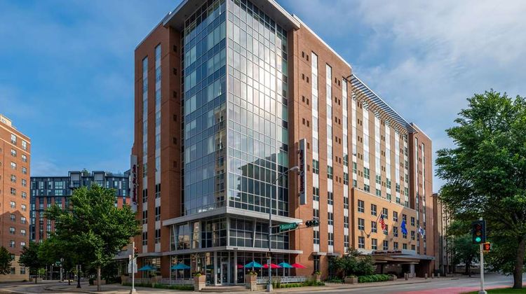 Hampton Inn & Suites Madison/Downtown Exterior