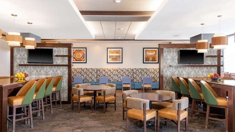 <b>Hampton Inn & Suites Madison/Downtown Lobby</b>. Images powered by <a href="https://iceportal.shijigroup.com/" title="IcePortal" target="_blank">IcePortal</a>.