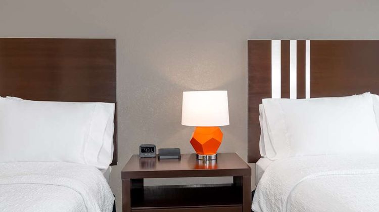 Hampton Inn & Suites Madison/Downtown Room