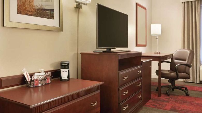 <b>Hampton Inn & Suites Madison West Room</b>. Images powered by <a href="https://iceportal.shijigroup.com/" title="IcePortal" target="_blank">IcePortal</a>.