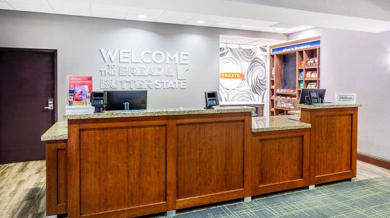 <b>Hampton Inn & Suites Mall of America Lobby</b>. Images powered by <a href="https://iceportal.shijigroup.com/" title="IcePortal" target="_blank">IcePortal</a>.