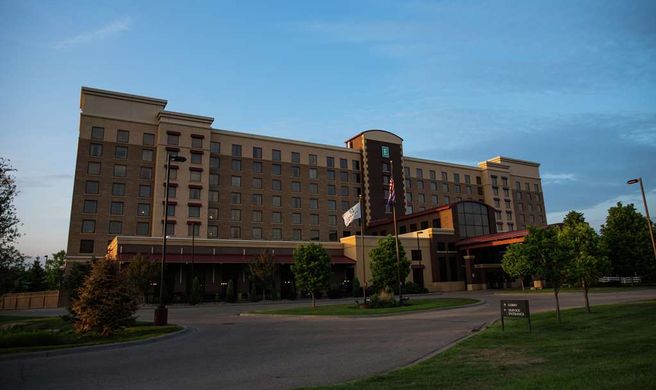 Embassy Suites Minneapolis Brooklyn Ctr Exterior