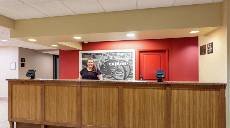 <b>Hampton Inn Minneapolis/Eagan Lobby</b>. Images powered by <a href="https://iceportal.shijigroup.com/" title="IcePortal" target="_blank">IcePortal</a>.