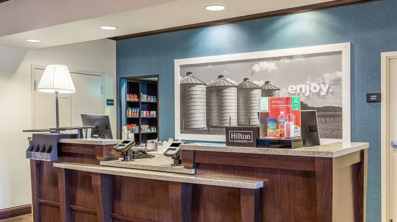 <b>Hampton Inn Minneapolis/Shakopee Lobby</b>. Images powered by <a href="https://iceportal.shijigroup.com/" title="IcePortal" target="_blank">IcePortal</a>.