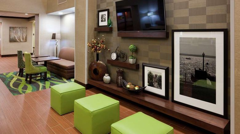 <b>Hampton Inn & Suites, Minnetonka Lobby</b>. Images powered by <a href="https://iceportal.shijigroup.com/" title="IcePortal" target="_blank">IcePortal</a>.
