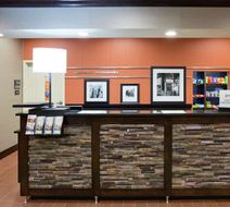 Hampton Inn & Suites, Minnetonka Lobby