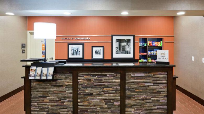 <b>Hampton Inn & Suites, Minnetonka Lobby</b>. Images powered by <a href="https://iceportal.shijigroup.com/" title="IcePortal" target="_blank">IcePortal</a>.