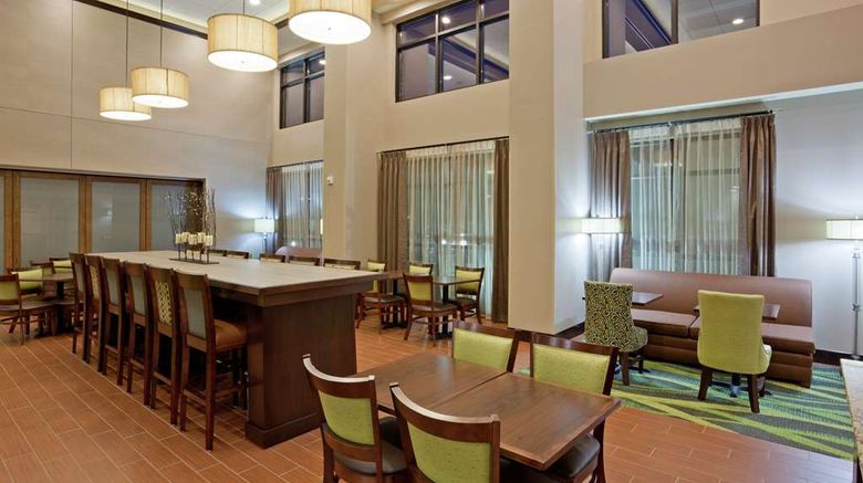 <b>Hampton Inn & Suites, Minnetonka Lobby</b>. Images powered by <a href="https://iceportal.shijigroup.com/" title="IcePortal" target="_blank">IcePortal</a>.