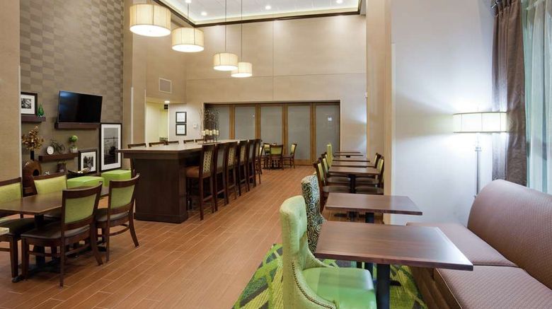 <b>Hampton Inn & Suites, Minnetonka Lobby</b>. Images powered by <a href="https://iceportal.shijigroup.com/" title="IcePortal" target="_blank">IcePortal</a>.