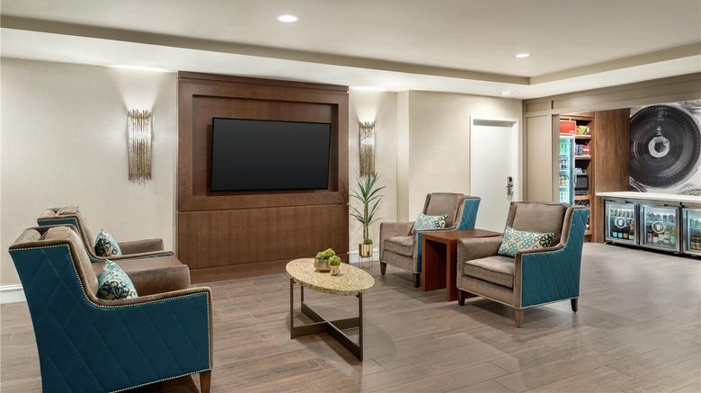 <b>Hampton Inn & Suites Downtown Lobby</b>. Images powered by <a href="https://iceportal.shijigroup.com/" title="IcePortal" target="_blank">IcePortal</a>.
