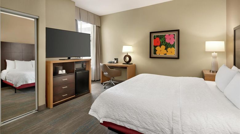 <b>Hampton Inn & Suites Downtown Room</b>. Images powered by <a href="https://iceportal.shijigroup.com/" title="IcePortal" target="_blank">IcePortal</a>.