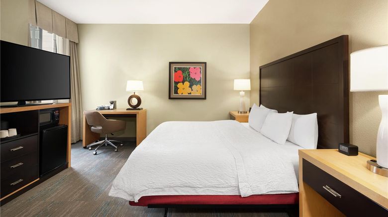 <b>Hampton Inn & Suites Downtown Room</b>. Images powered by <a href="https://iceportal.shijigroup.com/" title="IcePortal" target="_blank">IcePortal</a>.