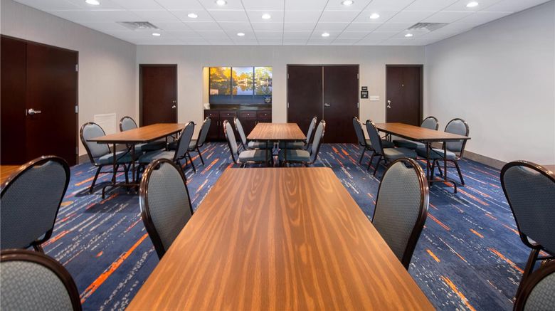 <b>Hampton Inn & Suites Harvey Meeting</b>. Images powered by <a href="https://iceportal.shijigroup.com/" title="IcePortal" target="_blank">IcePortal</a>.