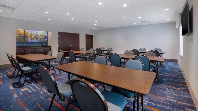 <b>Hampton Inn & Suites Harvey Meeting</b>. Images powered by <a href="https://iceportal.shijigroup.com/" title="IcePortal" target="_blank">IcePortal</a>.