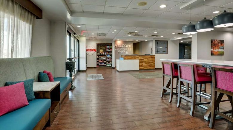 <b>Hampton Inn Moultrie Lobby</b>. Images powered by <a href="https://iceportal.shijigroup.com/" title="IcePortal" target="_blank">IcePortal</a>.