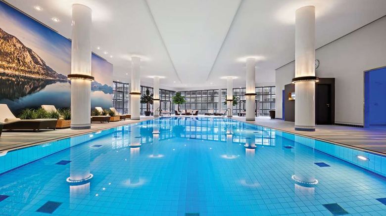 <b>Hilton Munich Airport Pool</b>. Images powered by <a href="https://iceportal.shijigroup.com/" title="IcePortal" target="_blank">IcePortal</a>.