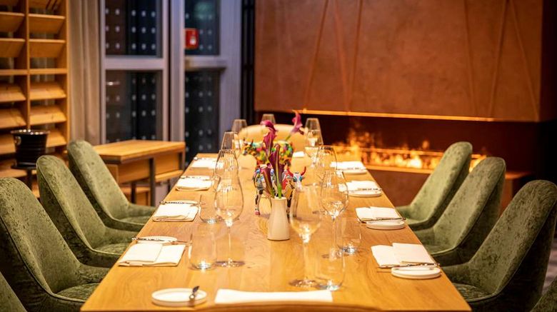<b>Hilton Munich Airport Restaurant</b>. Images powered by <a href="https://iceportal.shijigroup.com/" title="IcePortal" target="_blank">IcePortal</a>.