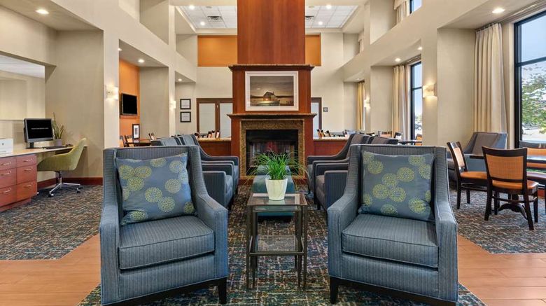 <b>Hampton Inn & Suites Burlington Lobby</b>. Images powered by <a href="https://iceportal.shijigroup.com/" title="IcePortal" target="_blank">IcePortal</a>.