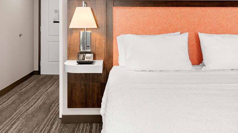 <b>Hampton Inn & Suites Burlington Room</b>. Images powered by <a href="https://iceportal.shijigroup.com/" title="IcePortal" target="_blank">IcePortal</a>.