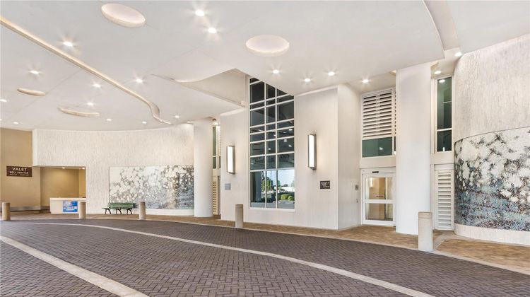 Hilton Grand Vacations Club Ocean 22 Exterior