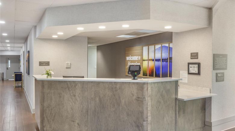 <b>Hampton Inn New Bern Lobby</b>. Images powered by <a href="https://iceportal.shijigroup.com/" title="IcePortal" target="_blank">IcePortal</a>.