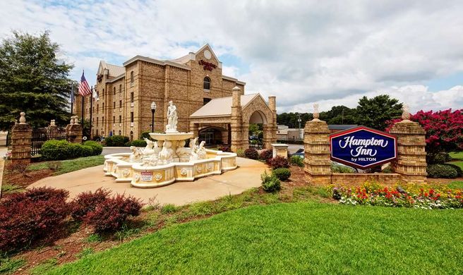 Hampton Inn Newbery-Opera House Exterior