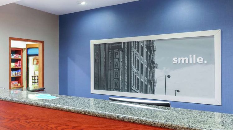 Hampton Inn Heath-Newark Lobby