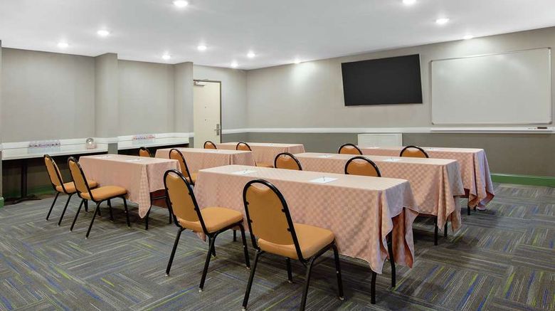 <b>Hampton Inn & Suites Mountain View Meeting</b>. Images powered by <a href="https://iceportal.shijigroup.com/" title="IcePortal" target="_blank">IcePortal</a>.