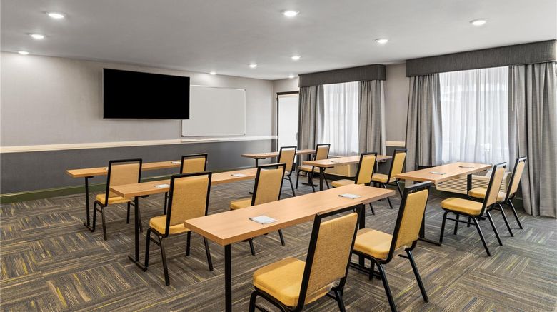 <b>Hampton Inn & Suites Mountain View Meeting</b>. Images powered by <a href="https://iceportal.shijigroup.com/" title="IcePortal" target="_blank">IcePortal</a>.