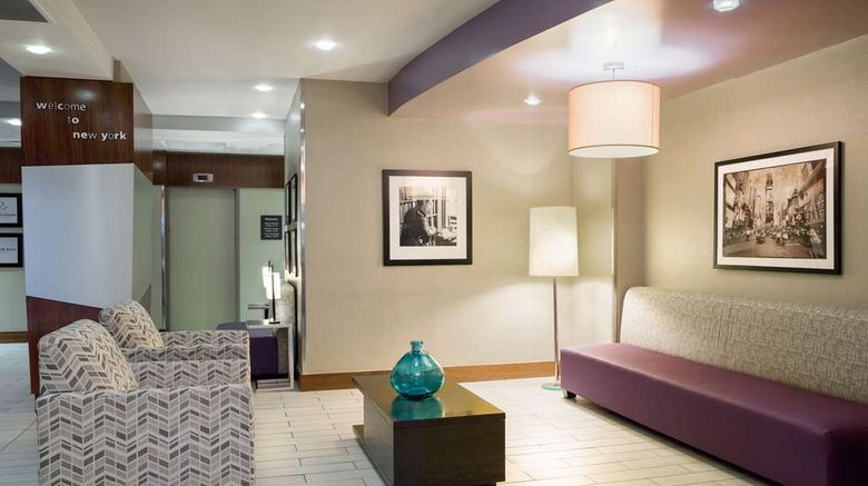 <b>Hampton Inn Manhattan-Madison Sq Garden Lobby</b>. Images powered by <a href="https://iceportal.shijigroup.com/" title="IcePortal" target="_blank">IcePortal</a>.