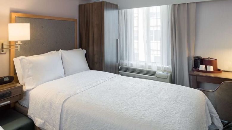 <b>Hampton Inn Manhattan-Madison Sq Garden Room</b>. Images powered by <a href="https://iceportal.shijigroup.com/" title="IcePortal" target="_blank">IcePortal</a>.
