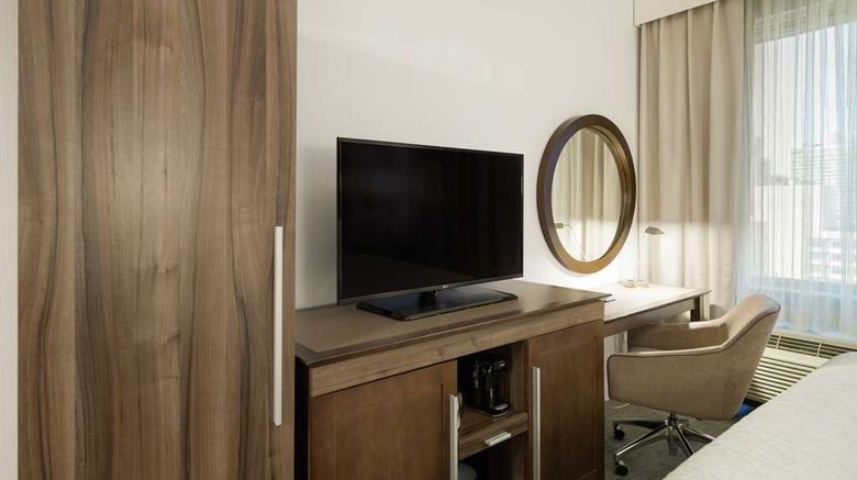 <b>Hampton Inn Manhattan Times Square South Room</b>. Images powered by <a href="https://iceportal.shijigroup.com/" title="IcePortal" target="_blank">IcePortal</a>.