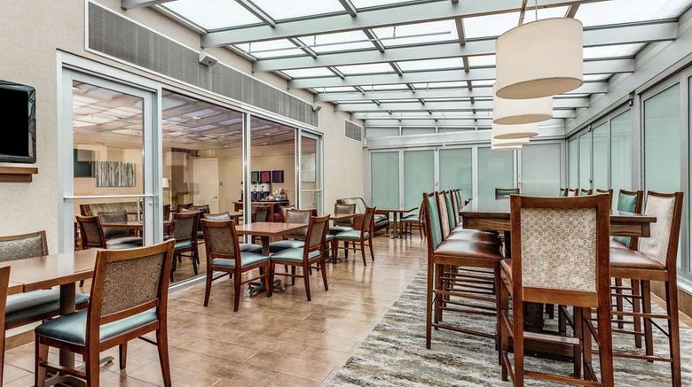 <b>Hampton Inn Manhattan Grand Central Lobby</b>. Images powered by <a href="https://iceportal.shijigroup.com/" title="IcePortal" target="_blank">IcePortal</a>.