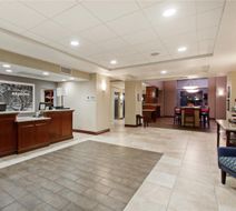 Hampton Inn & Suites Oakland Airport Lobby