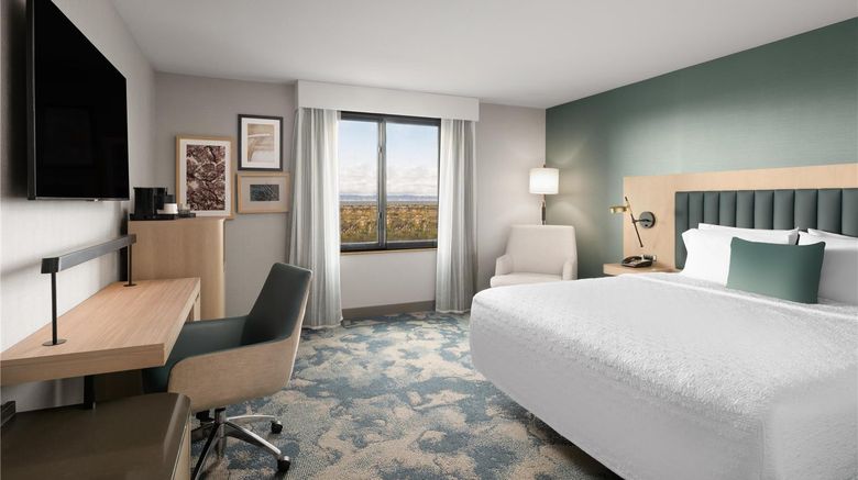 <b>Hampton Inn & Suites Oakland Airport Room</b>. Images powered by <a href="https://iceportal.shijigroup.com/" title="IcePortal" target="_blank">IcePortal</a>.
