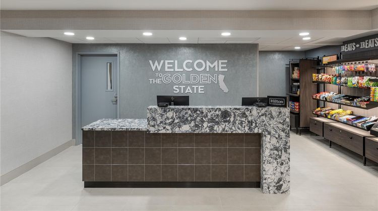 Hampton Inn & Suites Oakland Airport Lobby
