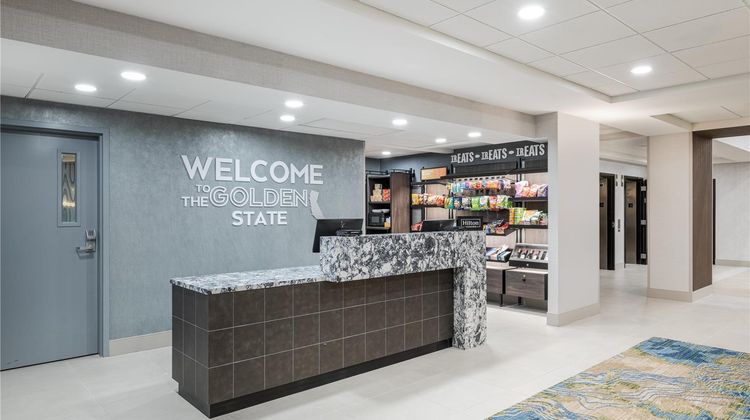 Hampton Inn & Suites Oakland Airport Lobby
