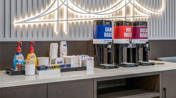 Hampton Inn & Suites Oakland Airport Restaurant