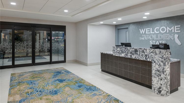 Hampton Inn & Suites Oakland Airport Lobby