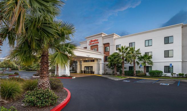 Hampton Inn & Suites Oakland Airport Exterior