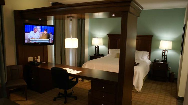 Hampton Inn & Suites Center Room