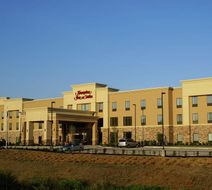 Hampton Inn & Suites Center Exterior