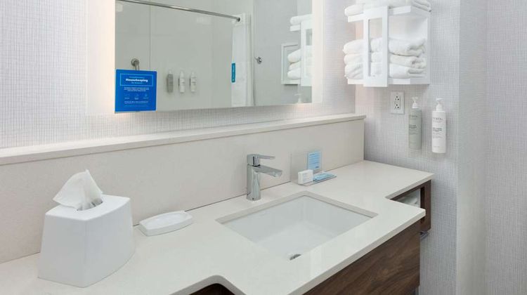 Hampton Inn Norfolk Room